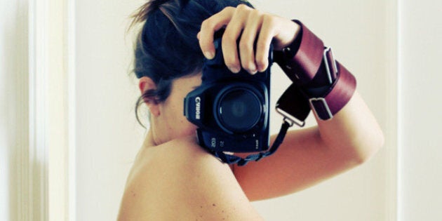 Une femme enceinte se photographie tous les mois dans la même pose