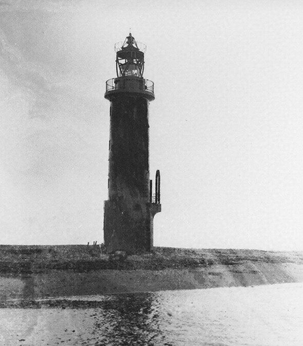 建設翌年の1938年に撮影された貝殻島灯台（郵政博物館所蔵）