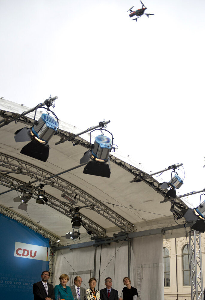 Un Drone Se Pose Devant Angela Merkel Durant Une Rencontre (VIDÉO ...