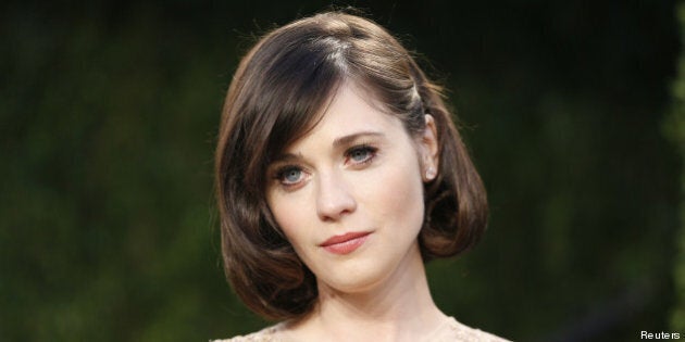 Zooey Deschanel confondue avec un des suspects des attentats de