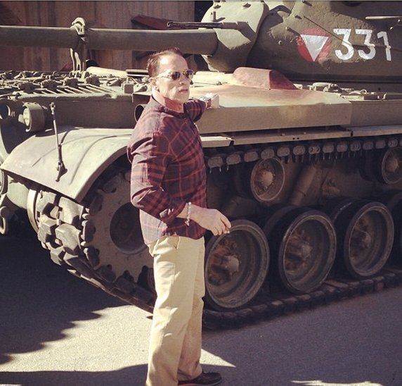 Devant les journalistes, Schwarzy décrit son véhicule du jour, un tank M47