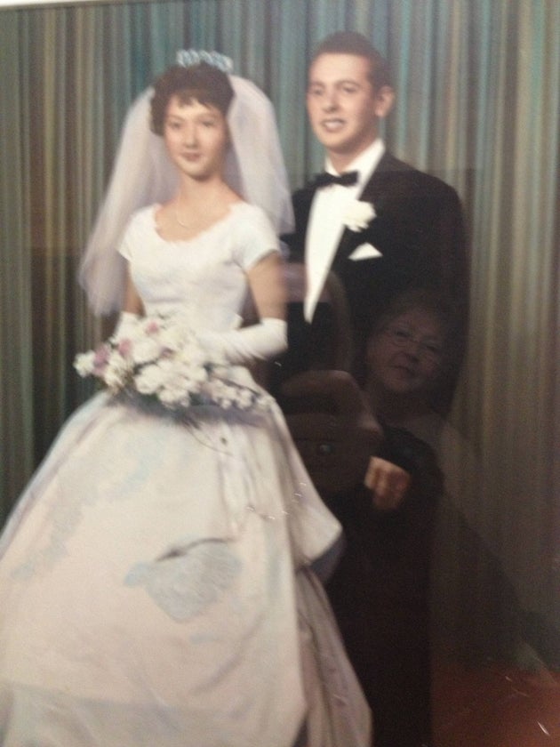 Adorable photobomb de mariage: une femme est prise en train d'admirer sa propre photo de mariage
