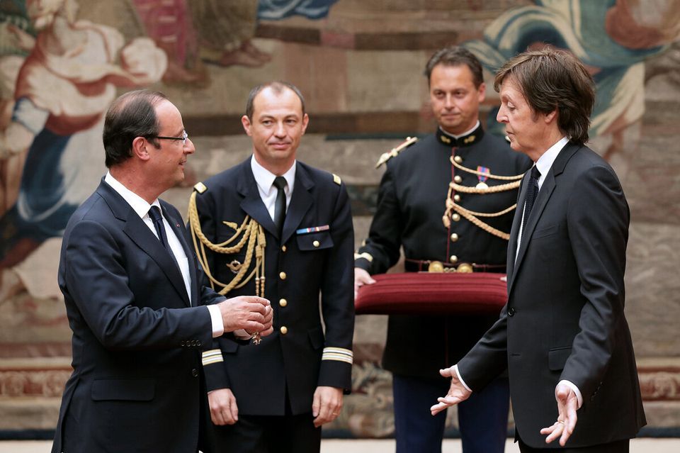 Paul McCartney reçoit la légion d'Honneur des mains de François Hollande