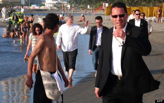 Stephen Harper sur la plage: le premier ministre marche, pieds nus, dans le sable lors de son voyage...