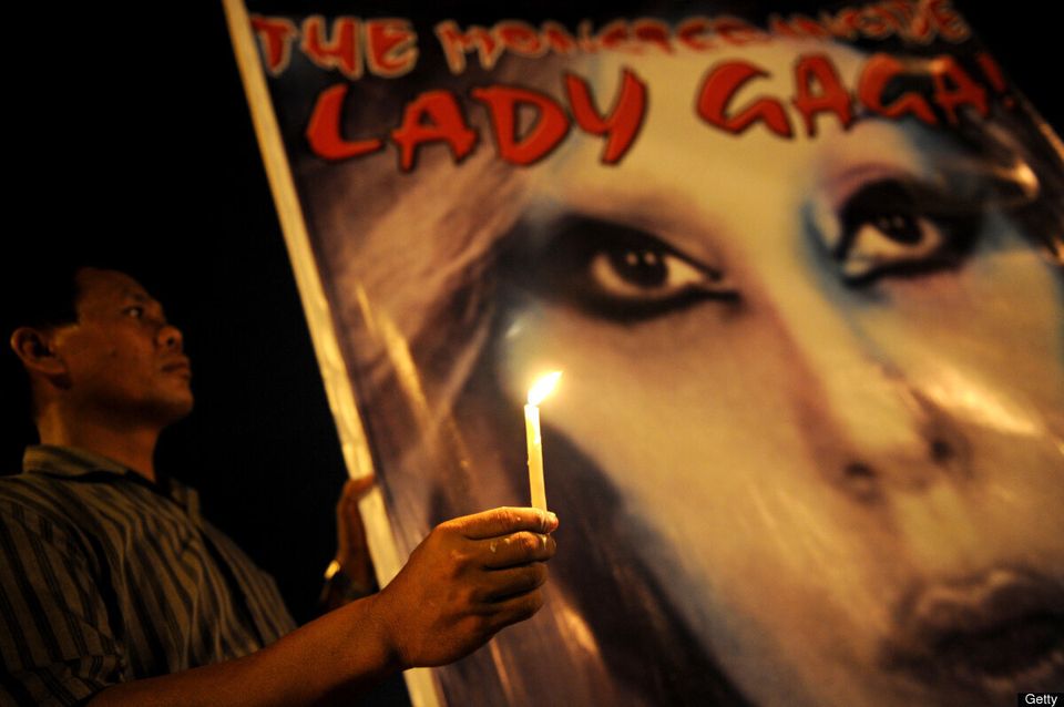 Manifestation contre le venue de Lady Gaga