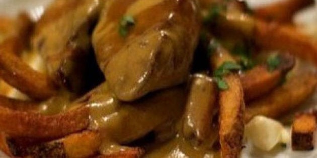 Poutine au foie gras et autres: les plats les plus caloriques du monde entier