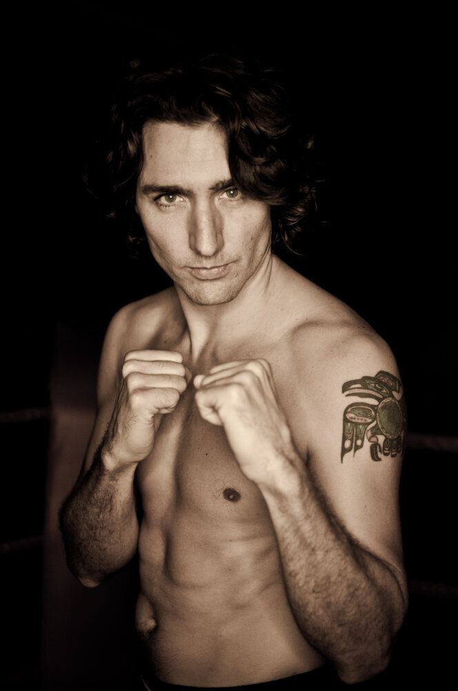 Trudeau pose torse-nu comme un boxeur