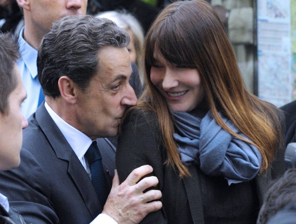Nicolas et Carla Sarkozy, complices, à Paris, dans le 16e