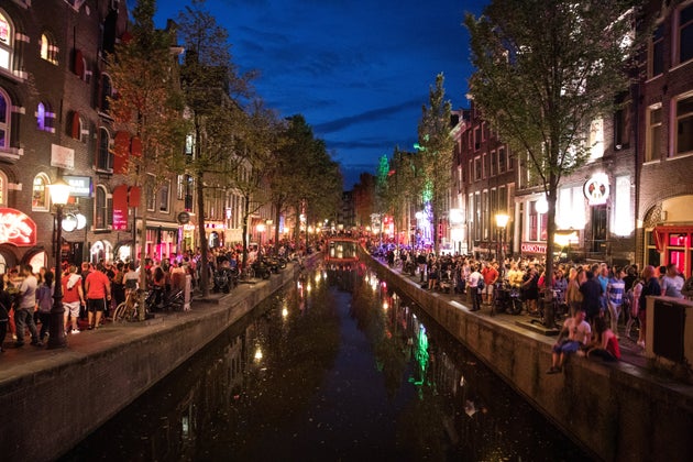 Η Ολλανδία κηρύσσει ανεπιθύμητους τους τουρίστες και βάζει φρένο στις