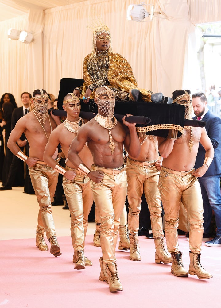 Porter getting carried into the Met Gala. 