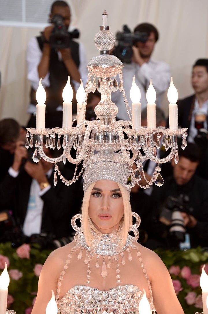 Perry mastered the art of balancing a wobbling chandelier headpiece while walking the red carpet.