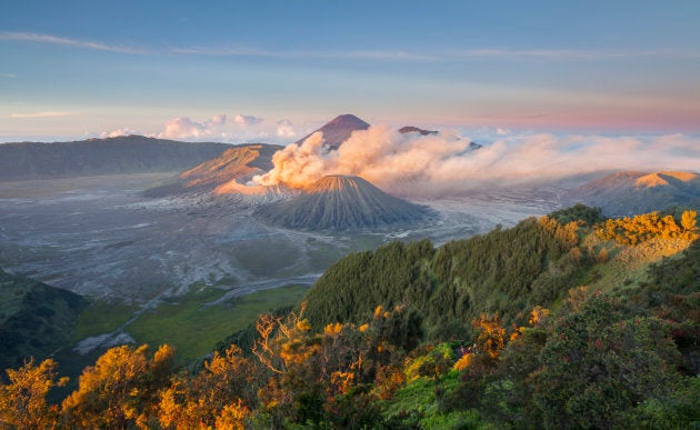 Éruption du volcan Bromo, sur l'île de Java (2011). À l'échelle des temps géologiques, les volcans jouent un rôle dans le cycle du CO₂.