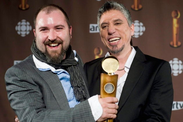 Le guitariste des Colocs Michael Sawatzky (droite) tient un prix Jutra après la sortie du film «Dédé, à travers les brumes», qui raconte l'histoire d'André Fortin et de son célèbre groupe musical. À gauche, le réalisateur de la bande sonore du film, Éloi Painchaud.