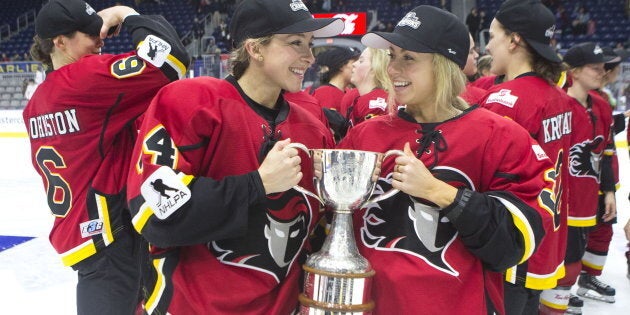 Zoe Hickel (à gauche) et Tori Hickel de l'équipe Inferno de Calgary célèbrent après avoir battu les Canadiennes de Montréal (5-2) et ainsi avoir remporté le match de la Coupe Clarkson 2019 à Toronto, le dimanche 24 mars 2019.