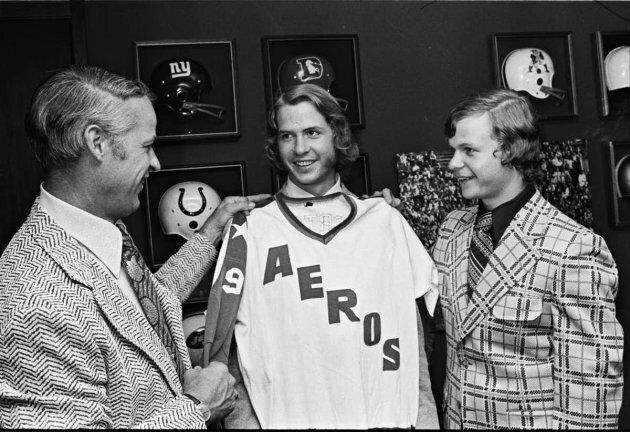 Sur cette photo de 1973, Gordie Howe, vedette de la LNH, regarde ses fils, Marty et Mark, qui ont signé avec l'équipe Houston Aeros, de l'Association mondiale de hockey. La ligue a cessé ses activités en 1979 et certaines de ses équipes ont été absorbées par la LNH.