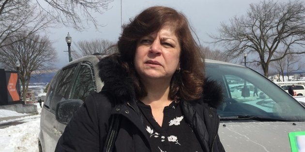 «Mon mari devait prendre sa retraite. Il ne peut pas prendre sa retraite et il a 69 ans», déplore Marie-Rose Koussa, partie très tôt de Laval pour venir manifester à Québec.