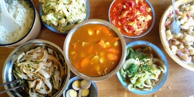 Cuisiner à Beijing avec mon amie Serena. On peut voir un de mes plats préférés: «西虹市鸡蛋» qui se traduit littéralement par «tomate, oeuf et riz».