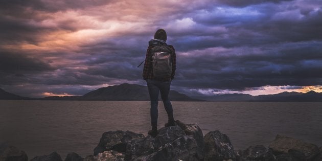 Il n'est pas nécessaire de craindre pour sa vie ou d'avoir besoin d'un hébergement, les maisons offrent aux femmes et à leurs proches, un soutien téléphonique 24 heures par jour.