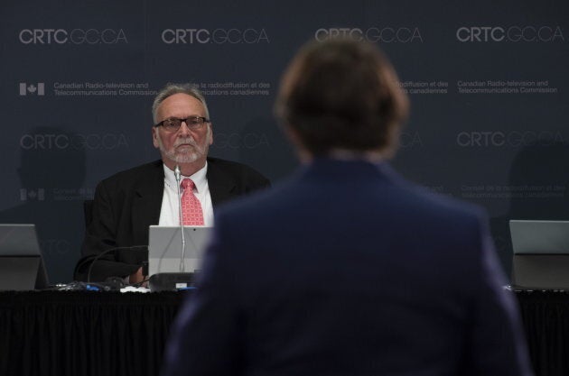 Pierre Karl Péladeau en train de témoigner devant le président du CRTC, Ian Scott.