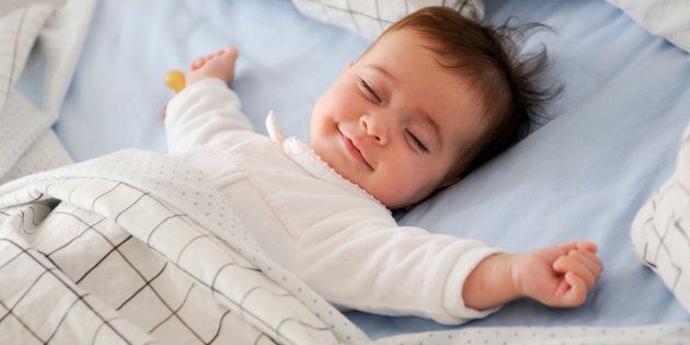 Après des mois sans dormir, une médecin de famille nouvellement maman a étudié les preuves scientifiques entourant la pratique controversée de l'entraînement du sommeil chez les bébés.