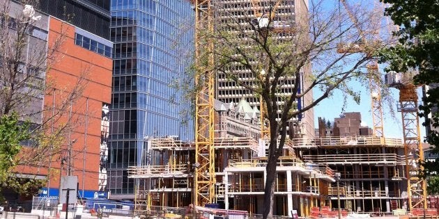 Travaux de construction à l'aide de grues au centre-ville de Montréal