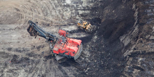 Une grande pelle mécanique extrait les sables bitumineux d'une mine à ciel ouvert en Alberta, près de Fort McMurray.