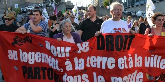 Francois Saillant (deuxième à partir de la droite), ancien coordonnateur du FRAPRU, dans le cadre d'une marche du Forum social mondial à Montréal en 2016.