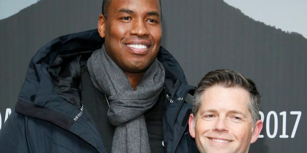 L'ancien basketteur de la NBA, Jason Collins (à gauche) et son conjoint, le producteur de films Brunson Green, posent lors de la première d'un film à l'occasion du Festival du film de Sundance.