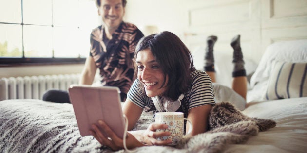 Toutes les minutes de notre existence, nous participons tous à un renforcement positif de l'arbitraire à grands coups de partages qui dépassent notre entendement. À un point tel, qu'il nous devient impossible de discerner le vrai du faux.