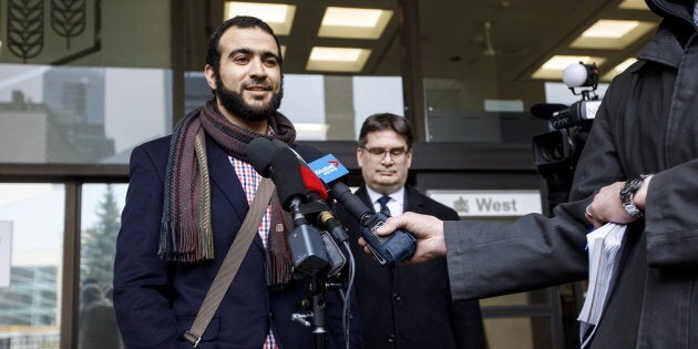 Omar Khadr, ancien prisonnier de Guantanamo, avec son avocat, Nathan Whitling, devant le tribunal d'Edmonton, le 25 mars 2019. Un juge a déclaré que Omar Khadr avait purgé sa peine.