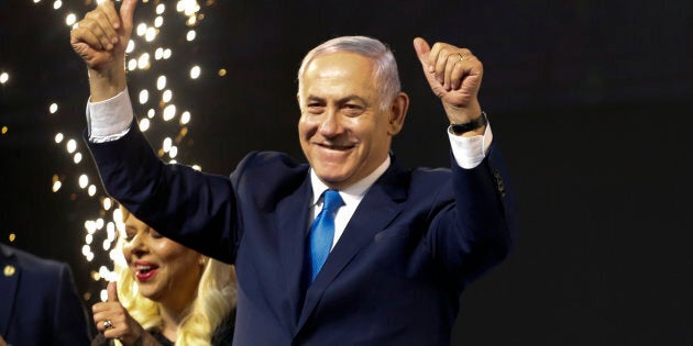 Le premier ministre israélien, Benjamin Netanyahu, salue ses partisans et célèbre sa victoire.