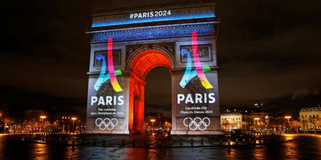 Arc De Triomphe is lit up with the 2024 Olympic Games bid logo in Paris, France, February 9, 2016. REUTERS/Benoit Tessier