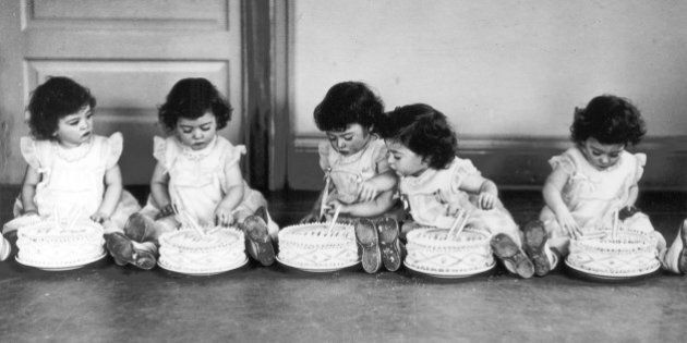 (GERMANY OUT) *28.05.1934-Die fÃ¼nf Schwestern Dionne aus Kanada (Reihenfolge unbekannt) Annette, Cecile, Emilie, Yvonne und Mariean ihrem zweiten Geburtstag (Photo by ullstein bild/ullstein bild via Getty Images)