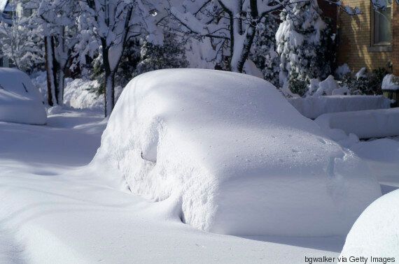 Votre voiture est coincée dans un banc de neige. Que faire? - NAPA Pièces  d'auto - Blogue NAPA Canada