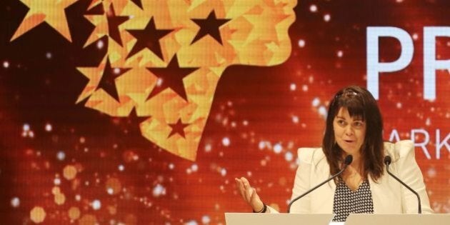 Canadian teacher Maggie MacDonnell delivers a speech after receiving the Global Teacher Prize during a ceremony in Dubai on March 19, 2017.MacDonnell, who works in a fly-in only village in the Arctic, was among 10 finalists chosen from 179 countries and won a $1 million prize. / AFP PHOTO / KARIM SAHIB (Photo credit should read KARIM SAHIB/AFP/Getty Images)