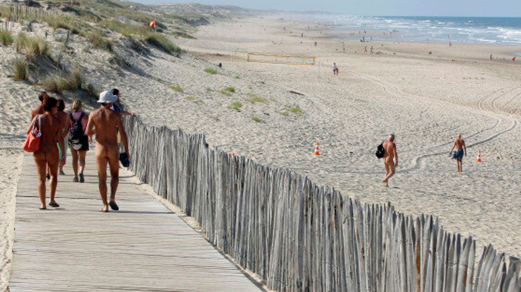 Bagarre entre des nudistes et des vacanciers habillés sur une plage  française | HuffPost Nouvelles