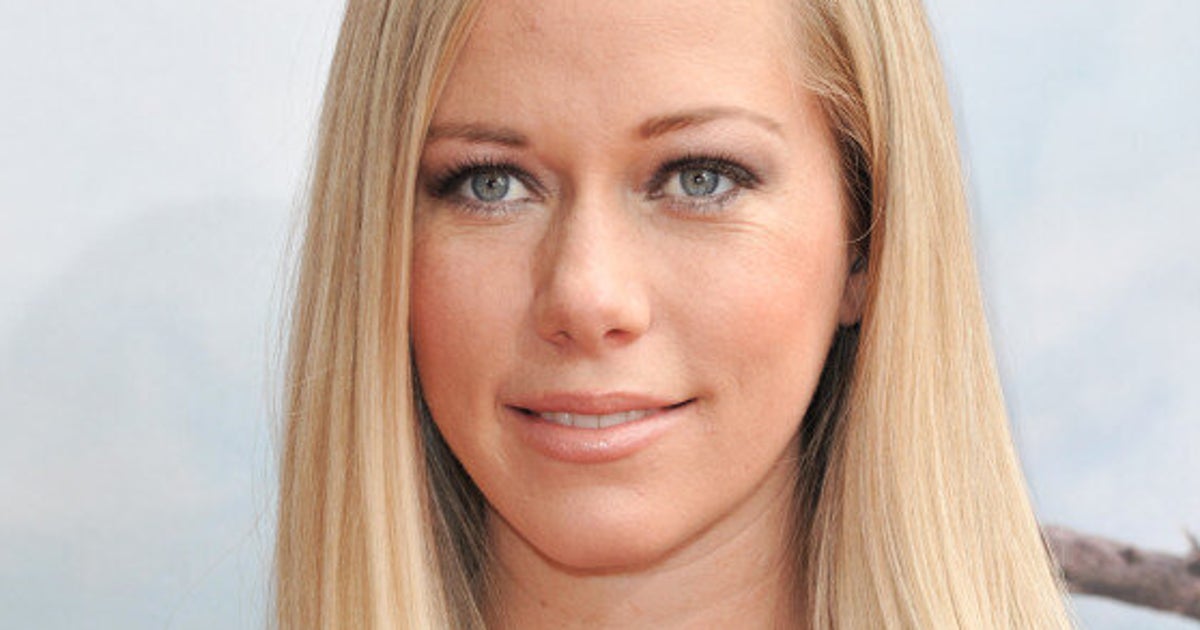 L'ancienne playmate Kendra Wilkinson montre ses vergetures sur