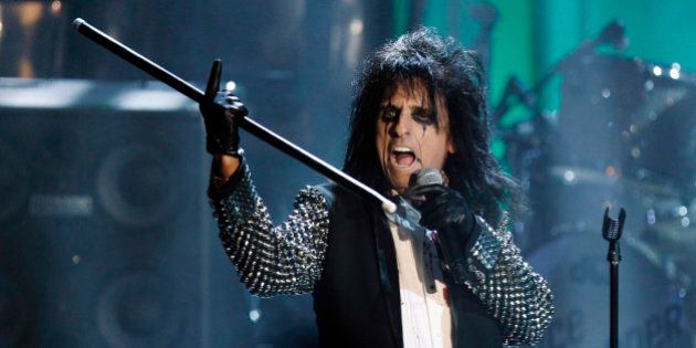 Singer Alice Cooper performs after being inducted during the 2011 Rock and Roll Hall of Fame induction ceremony at the Waldorf Astoria Hotel in New York March 14, 2011. REUTERS/Lucas Jackson (UNITED STATES - Tags: ENTERTAINMENT)