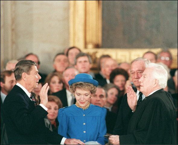 En 1985, le président Ronald Reagan a dû se réfugier à l'intérieur du Capitole pour prêter serment.