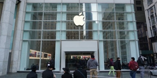 NEW YORK, UNITED STATES - MARCH 23: People are seen outside the Apple store after Apple launched iPhone 7 and 7 plus at the Fifth Avenue of New York, United States on March 24, 2017. (Photo by Volkan Furuncu/Anadolu Agency/Getty Images)