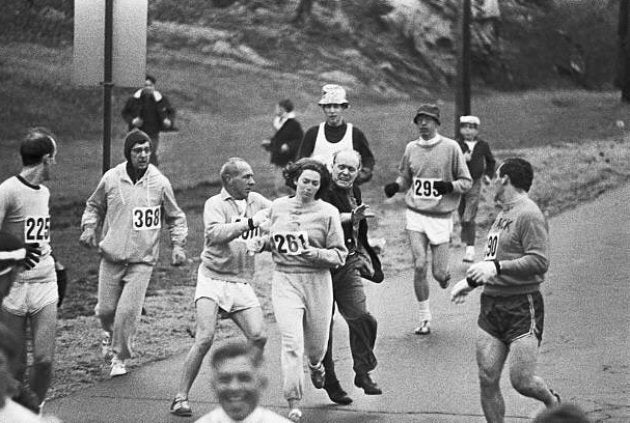 En 1967, au marathon de Boston, un organisateur de la course tente d'arrêter Kathrine Switzer.