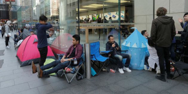 Buyers of new Apple products including the iPhone 7 to be released on September 16 camp outside the company's flagship Australian store in Sydney, September 15, 2016. REUTERS/Jason Reed