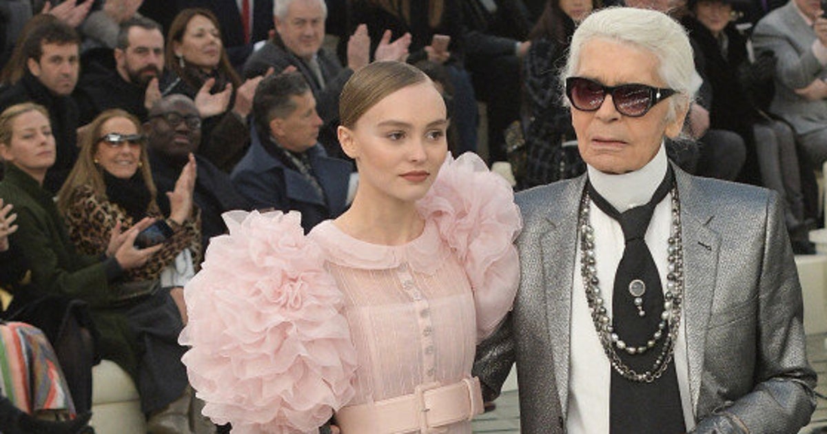 LilyRose Depp une vraie princesse dans cette robe de mariée lors du