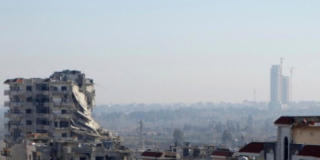 A general view shows damaged buildings in the northwestern Homs district of Al Waer January 18, 2015. REUTERS/Stringer (SYRIA - Tags: CITYSCAPE CIVIL UNREST CONFLICT)