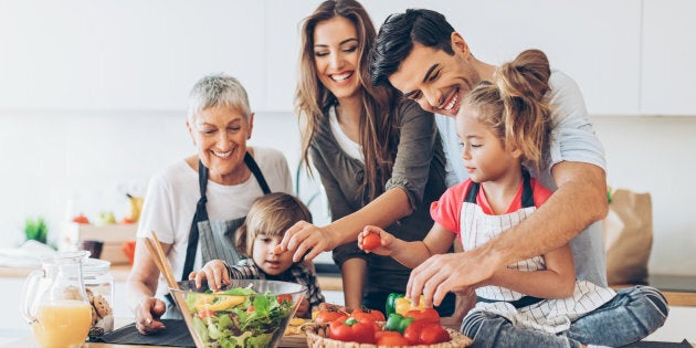 Ce sont les mères et les pères qui, par leur exemple et leur enseignement, apprennent aux enfants à entretenir des rapports égalitaires.