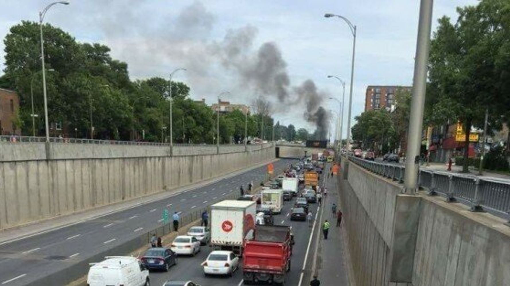 Un Vehicule En Feu Sur Decarie Force La Fermeture De L Autoroute 15 Huffpost Quebec Nouvelles