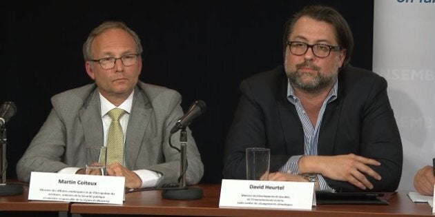 Le ministre de la Sécurité publique, Martin Coiteux, et le ministre du Développement durable, de l'Environnement et des Changements climatiques, David Heurtel, lors d'un point de presse sur l'aide aux sinistrés des inondations du printemps au Québec.