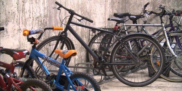 Un stationnement pour vélos dans le sous-sol de la victime de vols. Photo : Radio-Canada