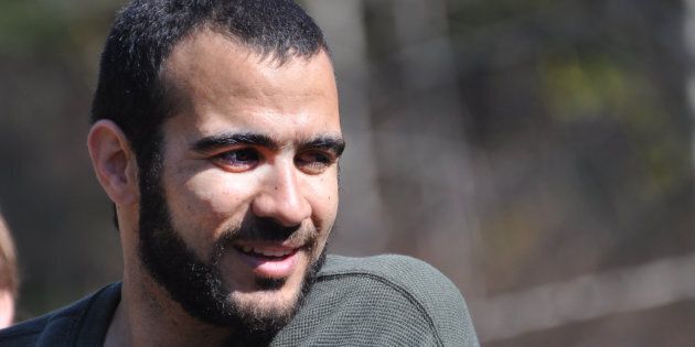 J'ai eu envie, vraiment envie, d'écrire : Omar Kadhr lui lancé une grenade, mais c'est flou.