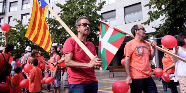 Le 10 juin dernier, plusieurs milliers de personnes se sont réunies dans les rues de la capitale économique basque sous la bannière Prest - « prêt » en basque.